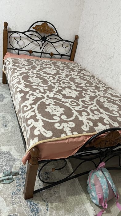 Продается отличный Большой Кровать