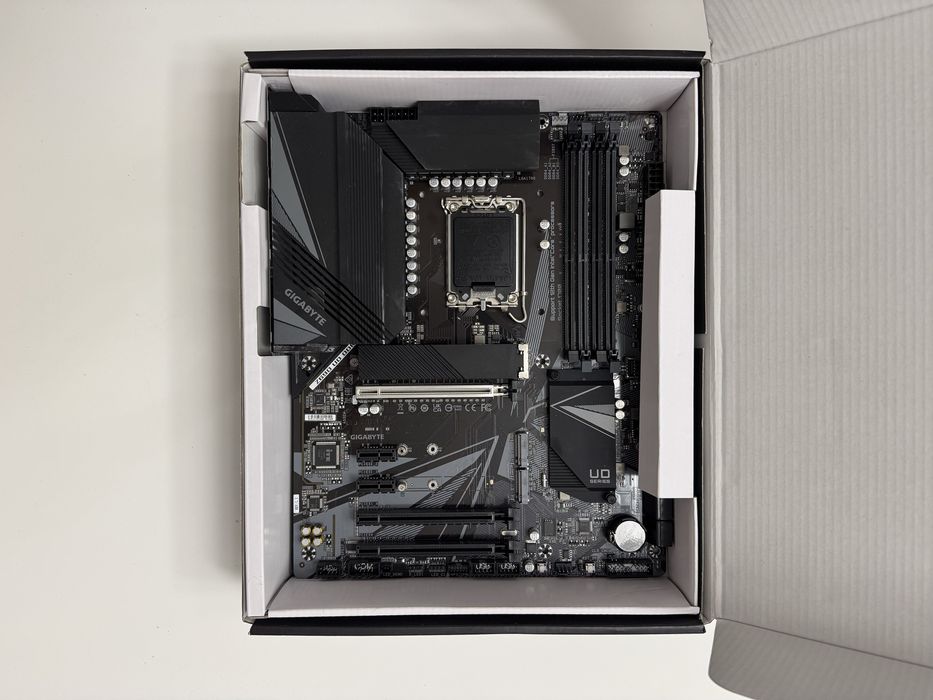 Placa de baza Gigabyte Z690 UD DDR4