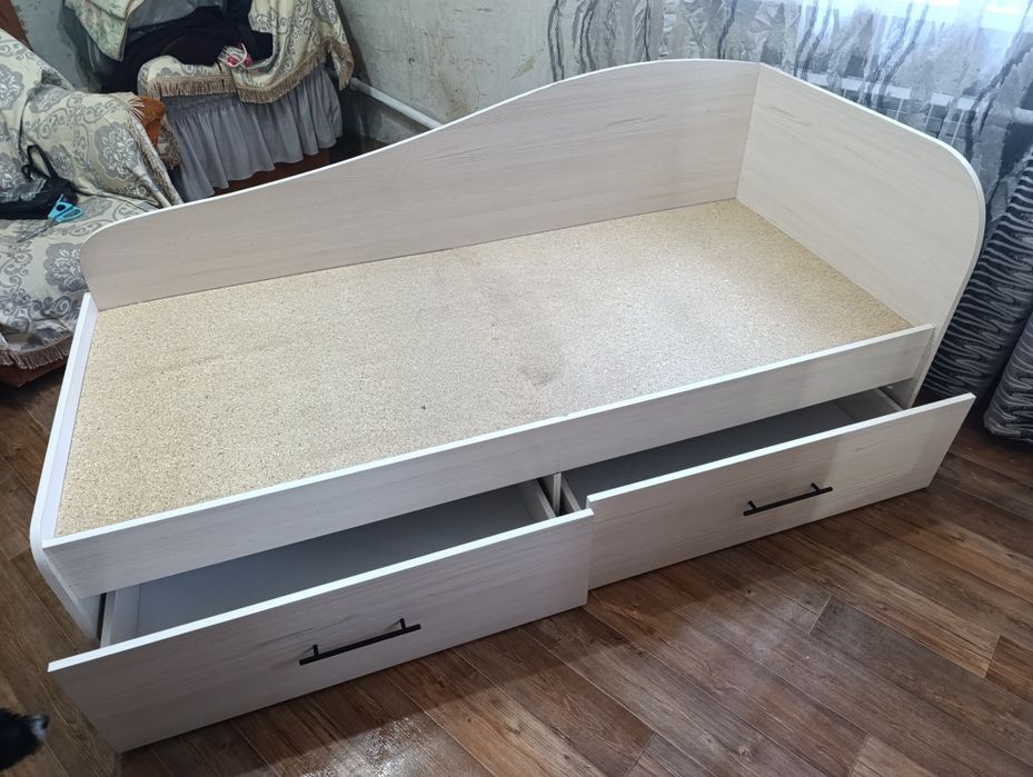 Продам кровать с выдвижными ящиками