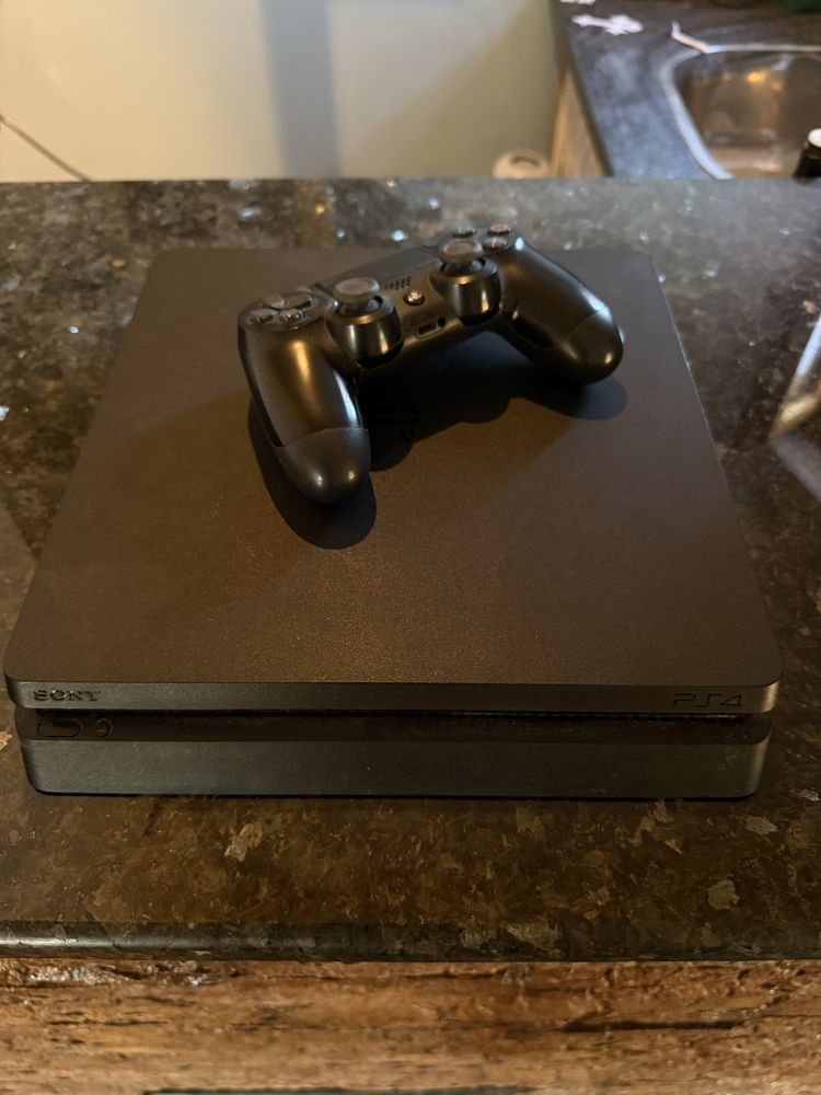 PS4 Slim 1TB. Перфектно състояние.