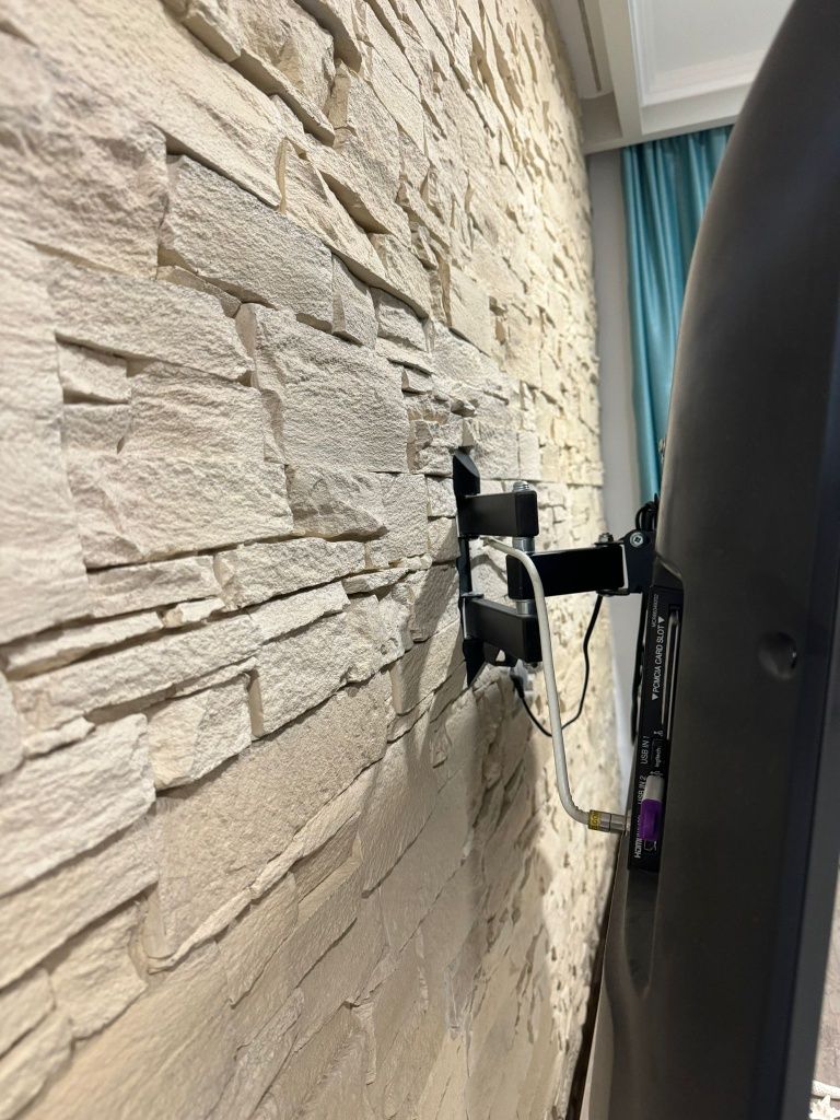 Smart TV LG 108 si suport de perete