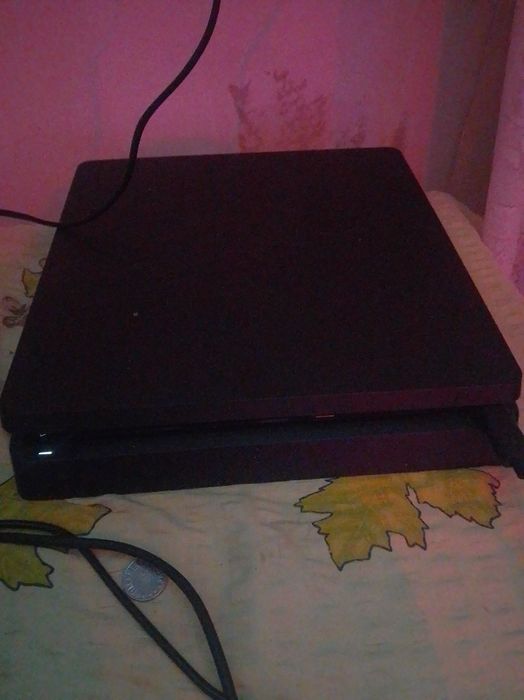 Vând PS 4 slim cu jocuri descărcate