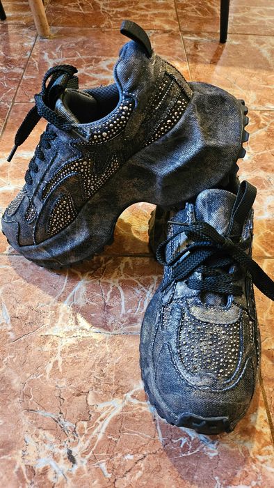 Нови уникални маратонки на платформа