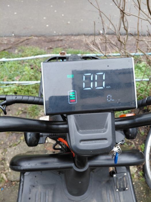 Vand triciclu electric pentru 3 persoane