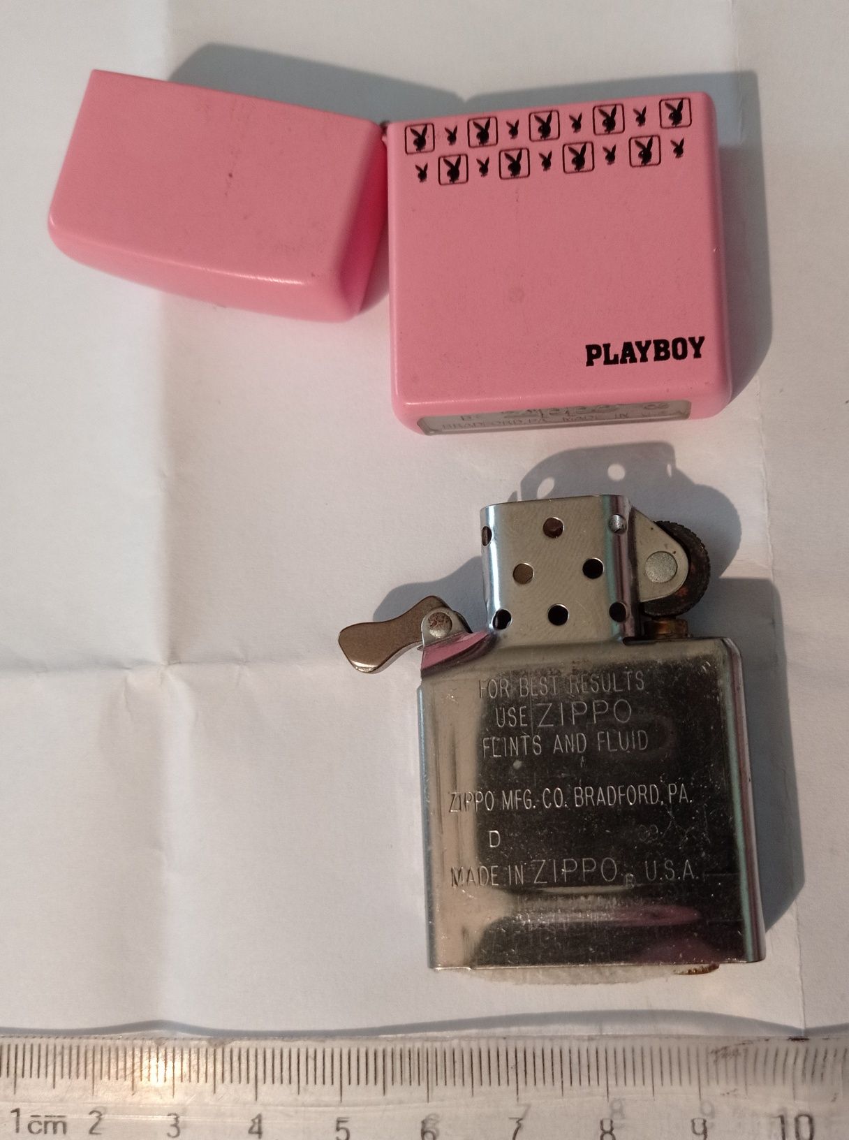 Vând sau schimb 2 brichete Zippo:Playboy 2008/Winston 2007,nefolosite.