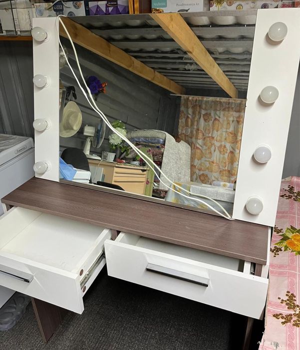 Продам туалетный стол