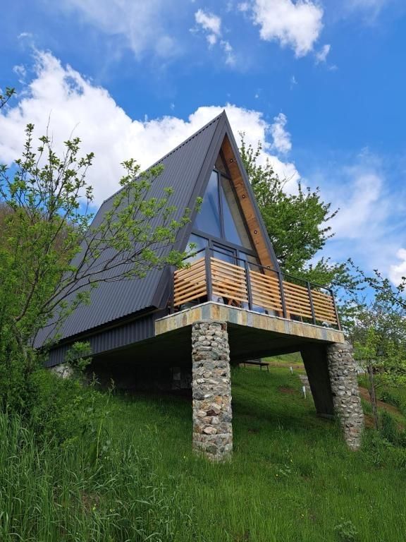 Cabane stil-aframe pe piloane sau pe placa de beton la gata