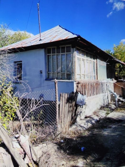 Vând casă bătrânească, in sat Băroiu,comuna Tetoiu