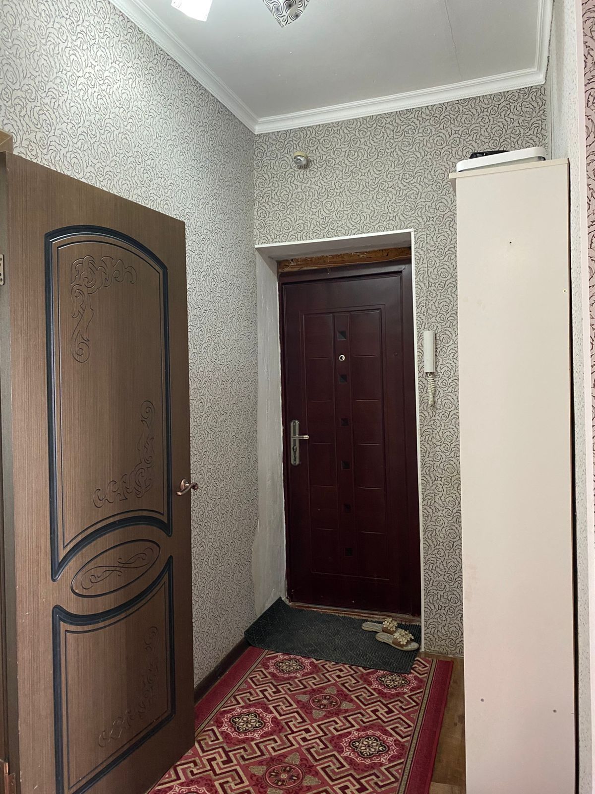 Мкр Сырдария 2 үйден жақсы районда 4бөлмелі үй сатылады