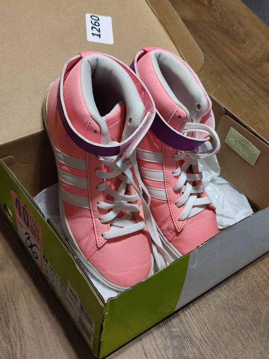 Кецове за момиче Адидас 36ти номер, нови с кутия 45лв.