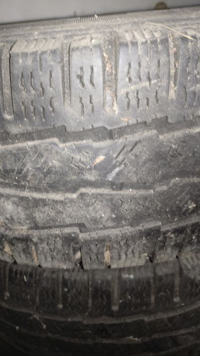 Vînd un set jante golf 4 cu cauciucuri