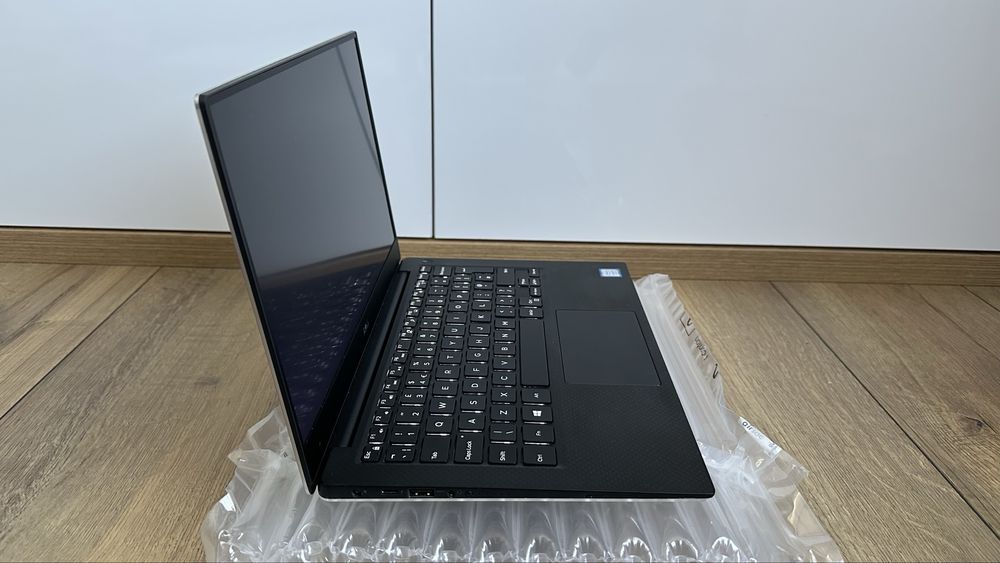 Лаптоп Dell XPS 9630 13.3” Full HD / Intel i5 /8GB RAM / 256GB SSD