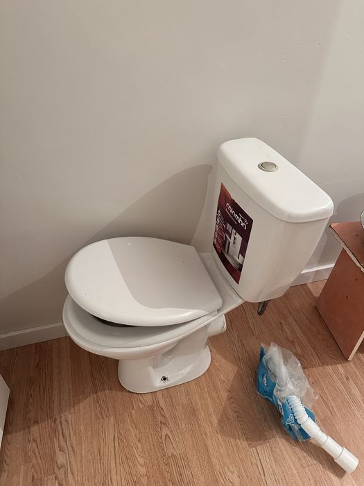 Продам унитаз со стульчаком