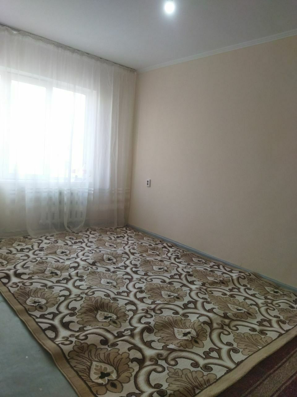 сдам 2ком.кв 4/4(бывшее обшежитие ),ванна внутри,студент,паркентский б