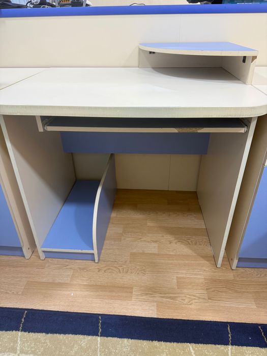 Компьютерны стол, в хорошем состоянии