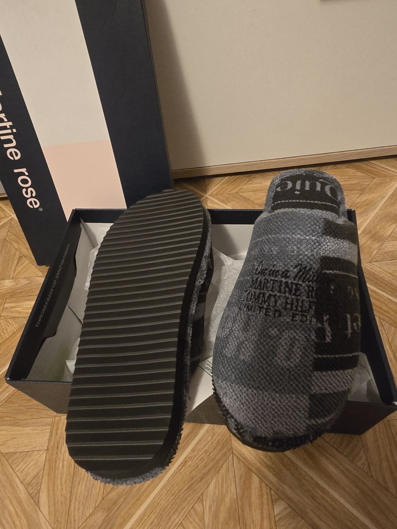 Papuci Tommy Hilfiger, noi cu eticheta