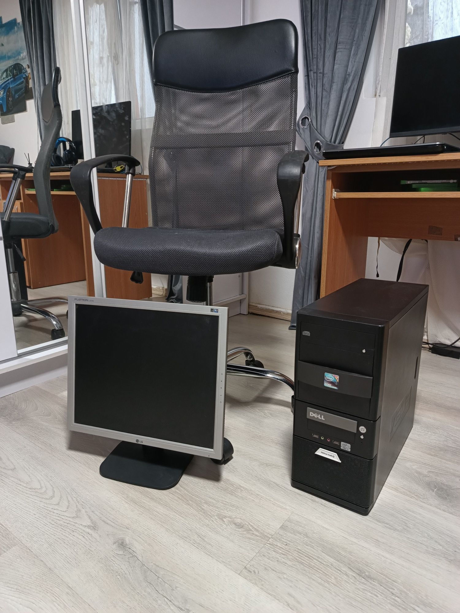 Se vinde PC și scaun