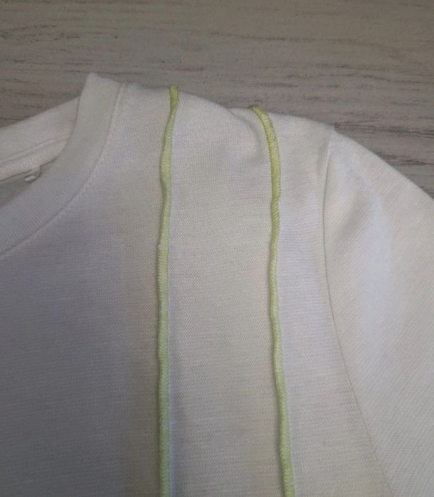 Top alb cu dungi verzi