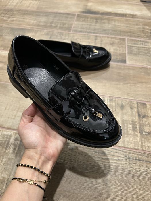 Лачени лоуфъри със златисти елементи