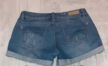 Blugi pana la genunchi mas XS, Pull&Bear+ pantaloni scurti