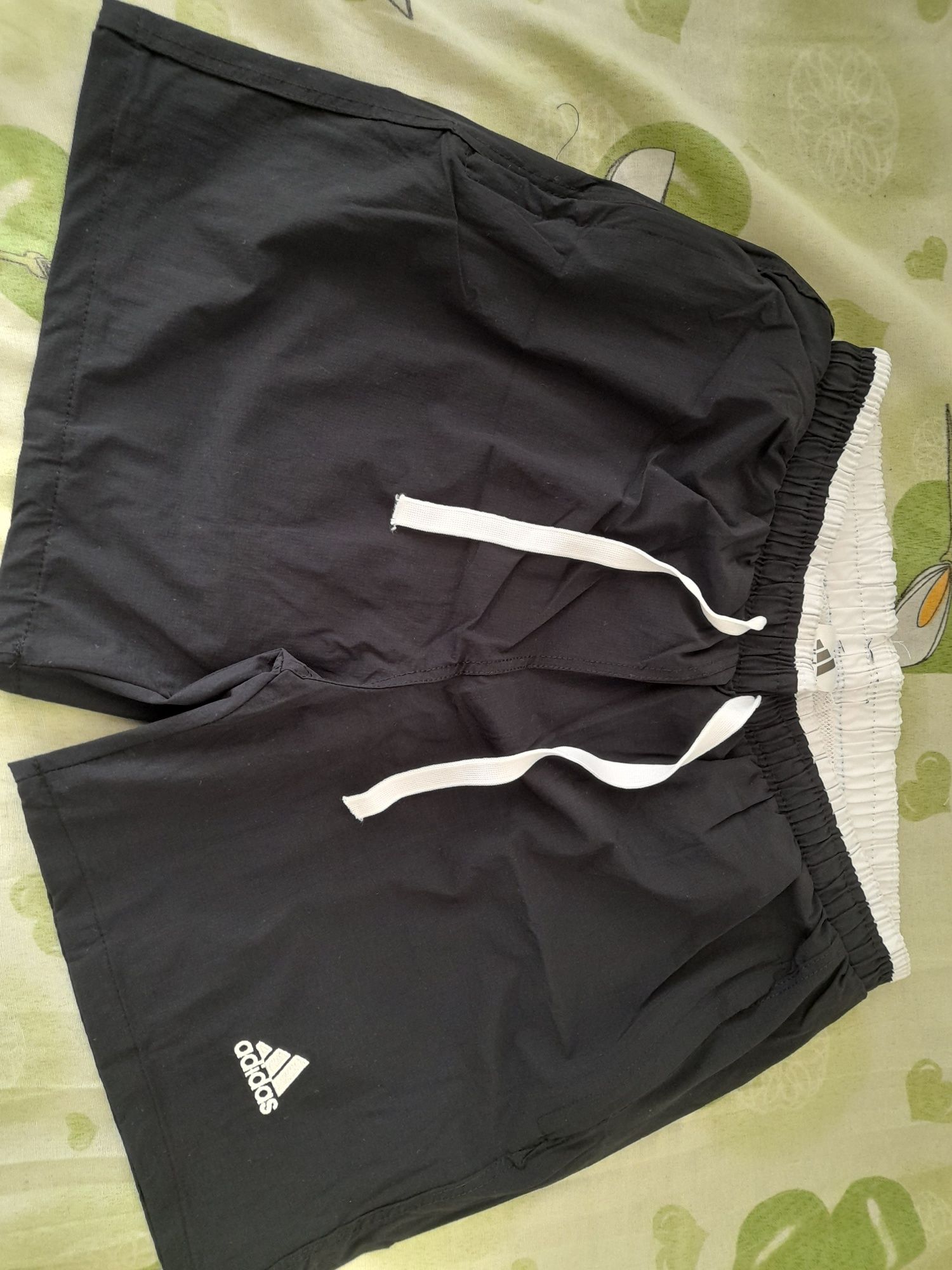 Vand pantaloni scurti nike si adidas,noi, toate marimile pret 40 lei