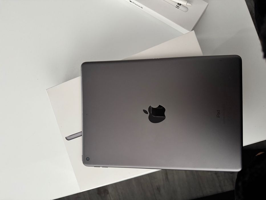 Apple IPad 8th generation, 32GB + Apple Pencil