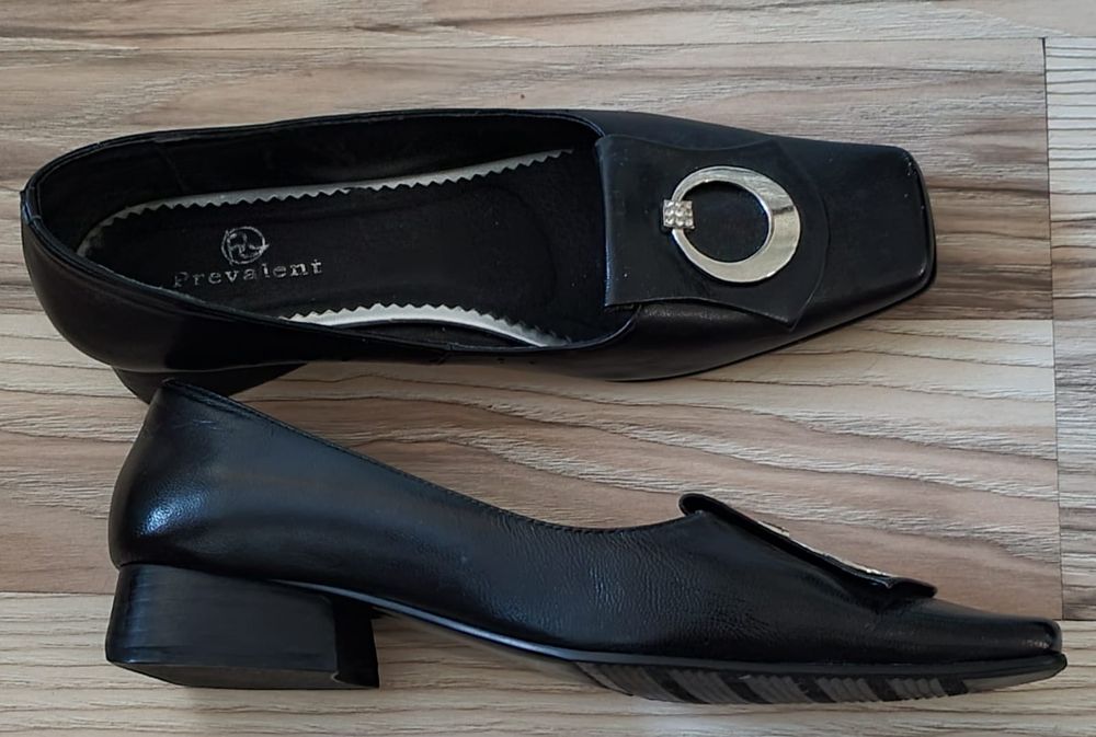 Черные туфли на невысоком каблуке