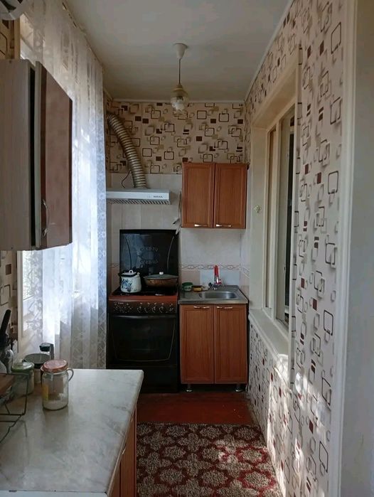 Продается квартира на янги хает,17 КВ 1 этаж 2 км не торцевая
