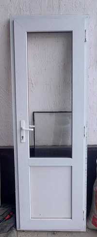 Дверь пластиковая хорошем состояни   размер  73×215 см