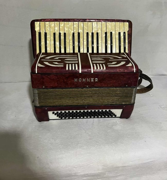 Vând Hohner 80 de basi