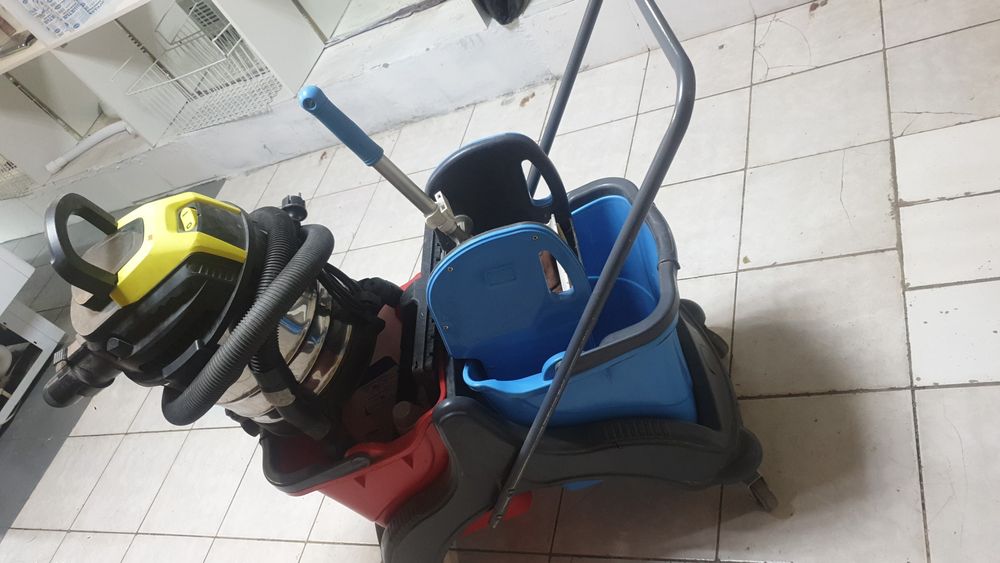 Пылесос и тележка клининга