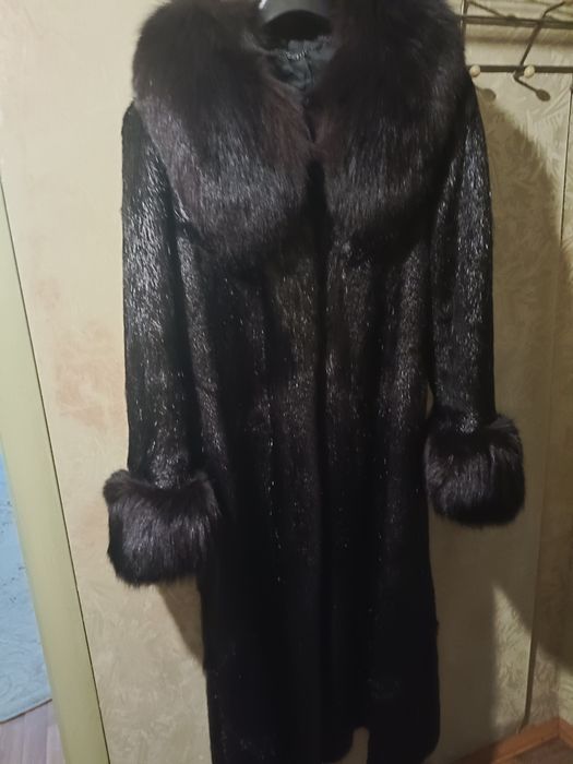 Продам шубу мех нутрия , манжеты и воротник песец в очень хорошем сост