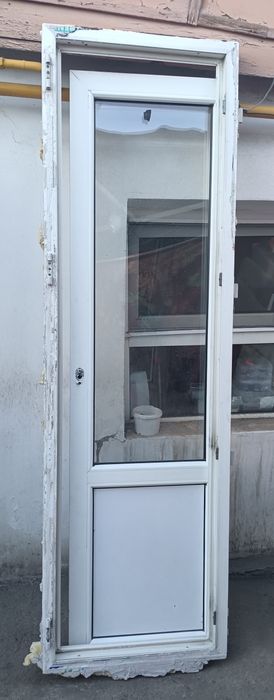 Пластиковая дверь со стеклом