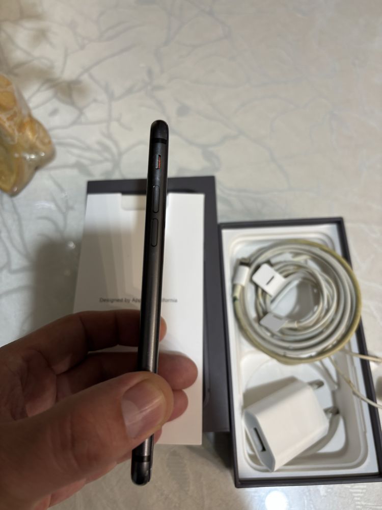 Iphone 8 64g пълен комплект зарядно кабел слушалки