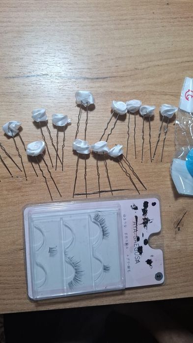 Отдам бесплатно: шпильки праздничные, спонжик новый, ресницы, типсы .