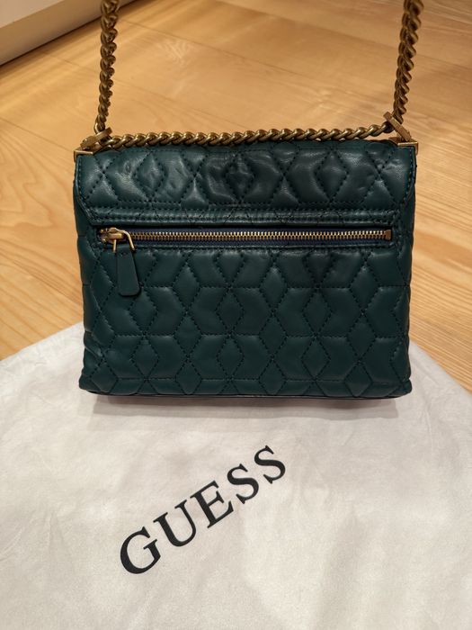Дамска чанта Guess в уникален масленозелен цвят