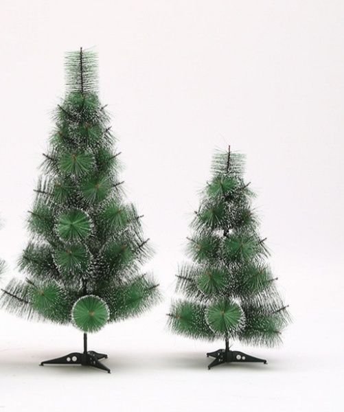 Заснежена коледна елха