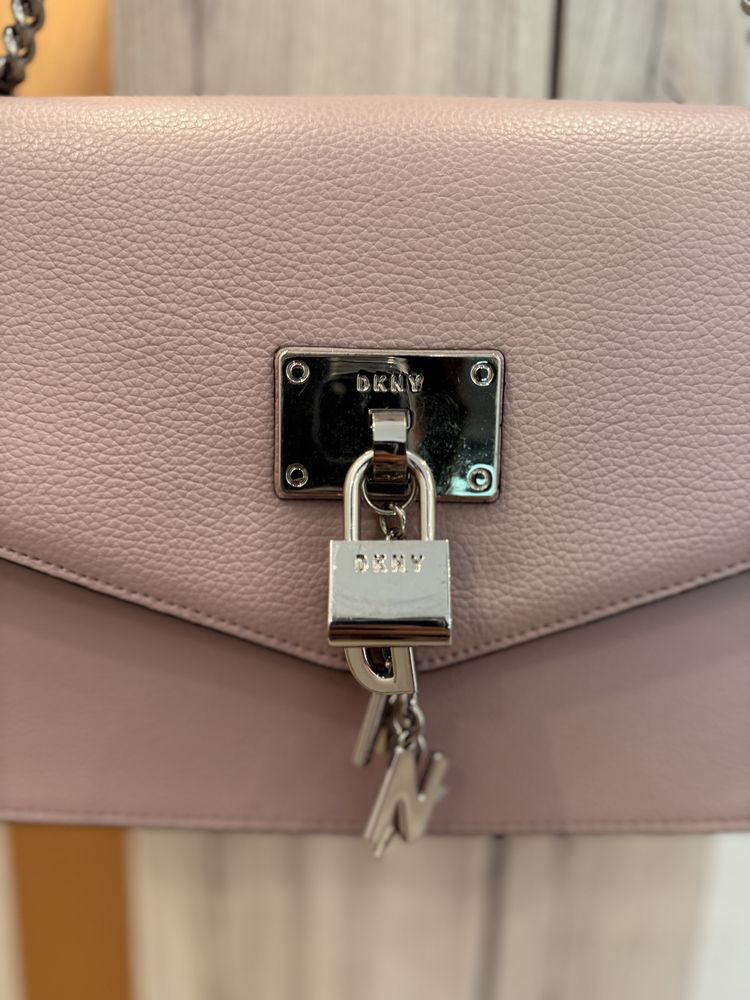 Чанта DKNY в перфектно състояние.