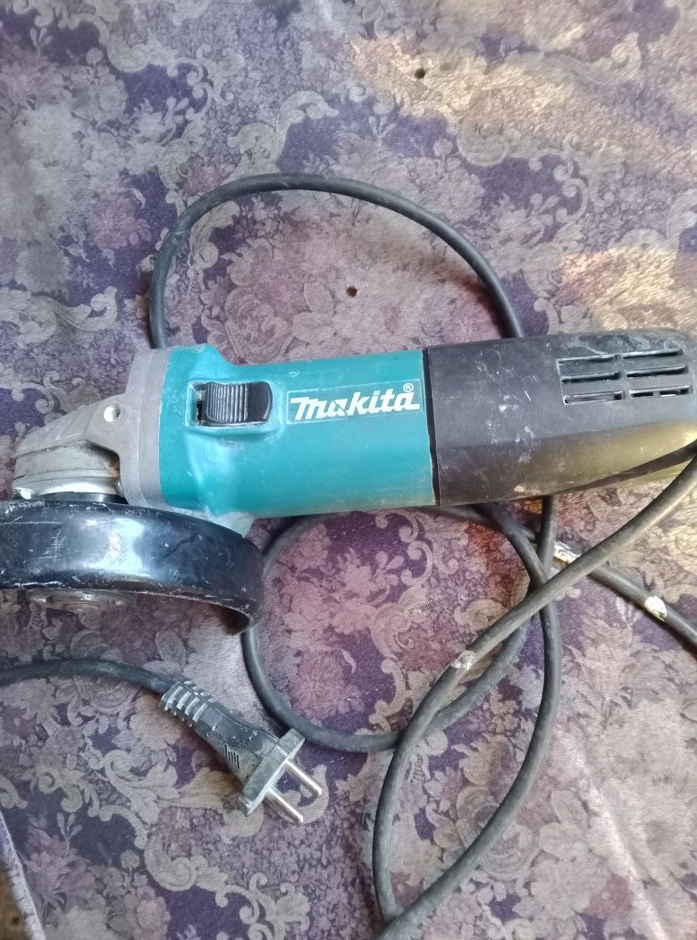 Makita 9558NBR Ъглошлайф