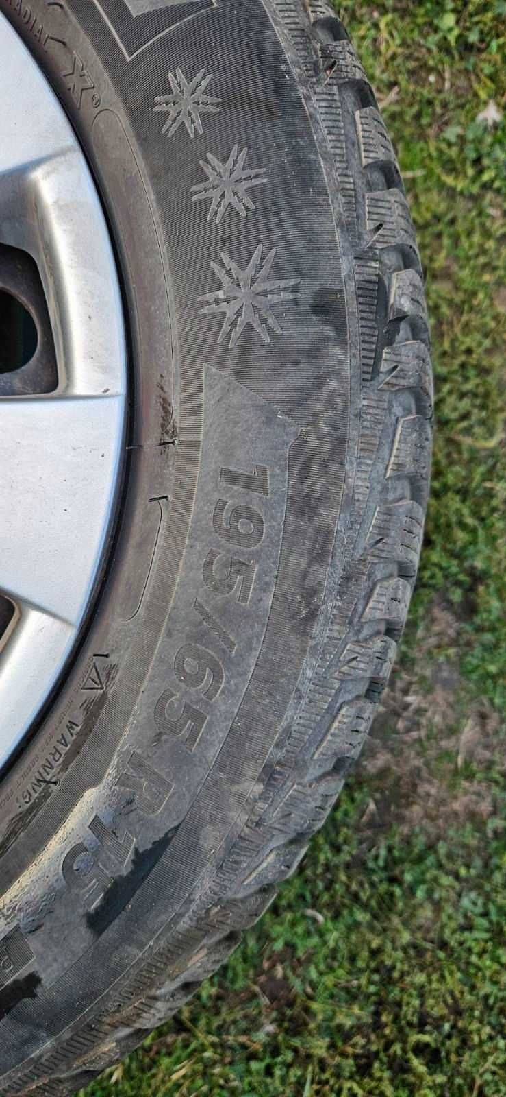 4бр железни джанти, тасове за Тойота  и зимни гуми Michelin 15 цола