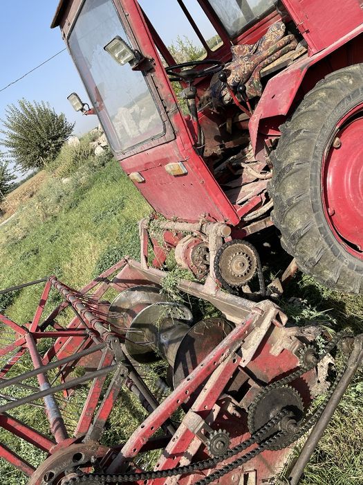 Traktor T12 Sotiladi