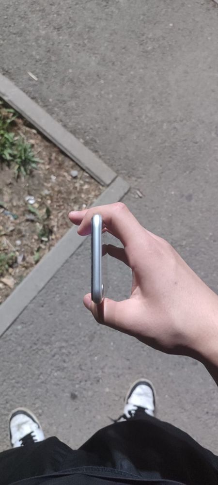СРОЧНО продам Iphone se 2020 в идеальном состоянии