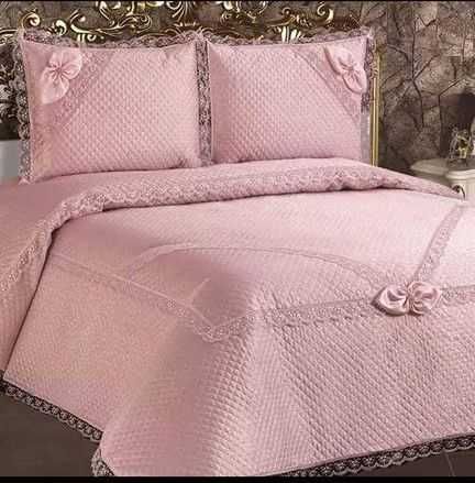 Луксозно покривало за спалня с дантели и панделки. Две калъфки