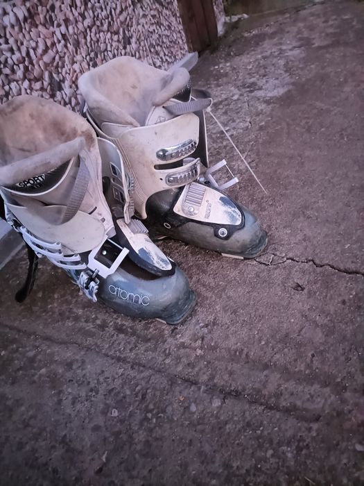 Schiuri cu clăpari , bețe și cască