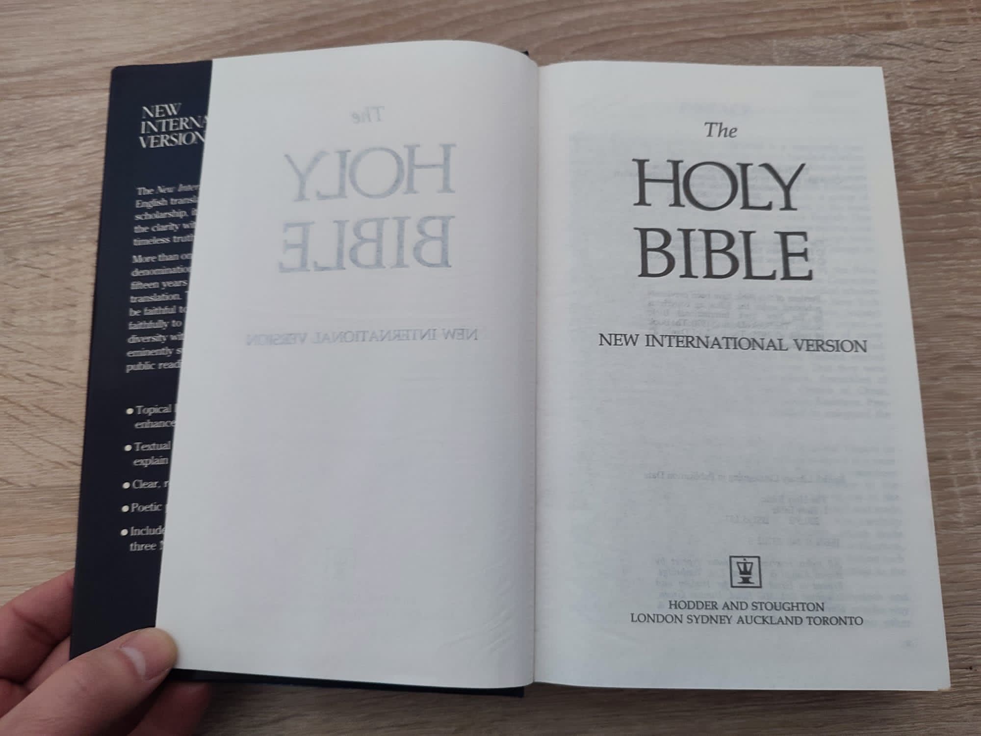 The Holy Bible NIV New International Version Библия на английски