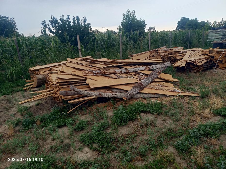 Deșeuri margini paleti de brad