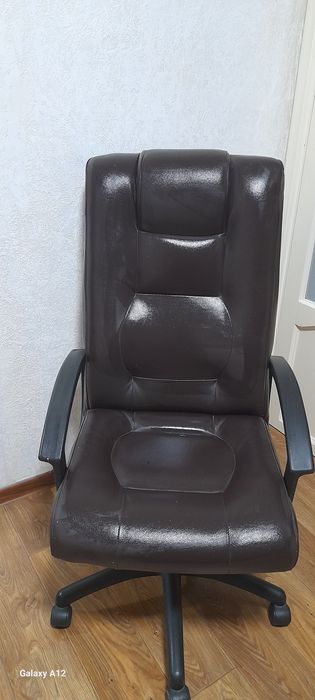 Кресло для офиса кожанное