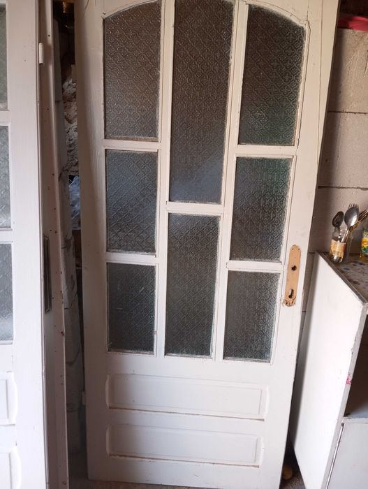 Vând uși din lemn folosite in stare perfecta cu sticla cu tot 190pe 90