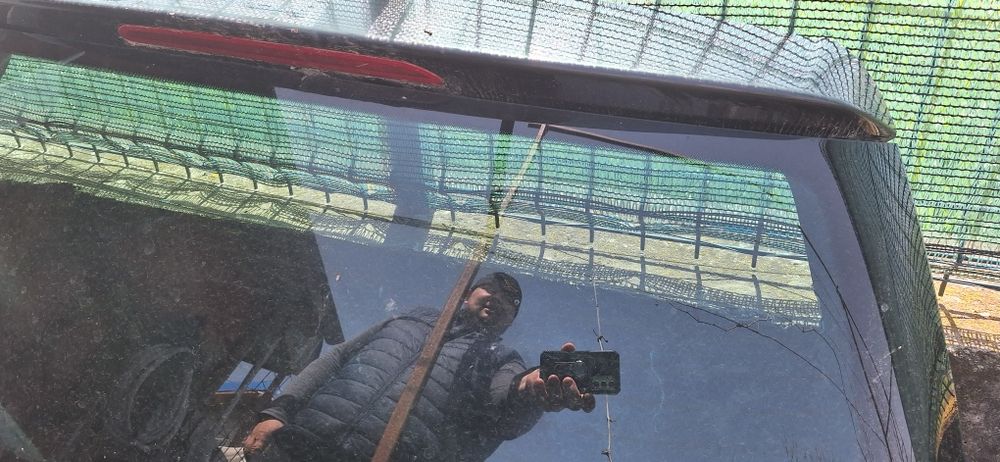 Vând luneta spate de passat b 6 original,vând cu tot cu haion