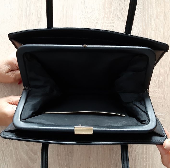 Poseta culoarea negru